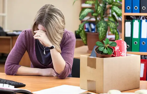 Trabajadora afectada por un despido laboral
